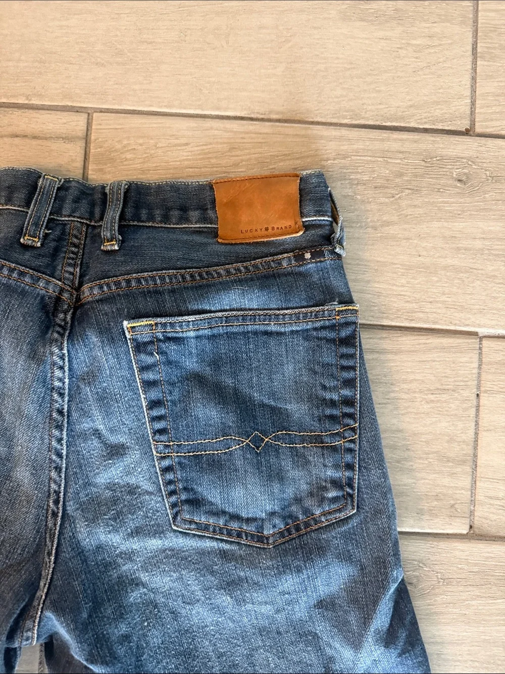 Lucky Brand Men's Washed Dark Blue Relaxed Jeans.  329 classic straight W32 L30